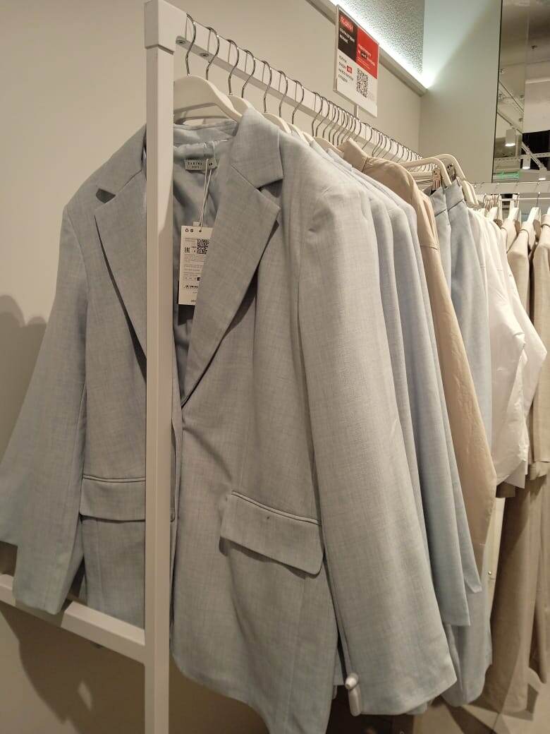 Фотография не правильно передала цвет. Поджак бледно голубой. 