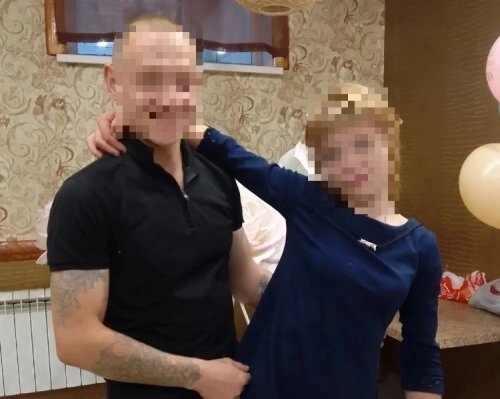 Мать и отец мальчика выглядят на фотографиях счастливой семьей.