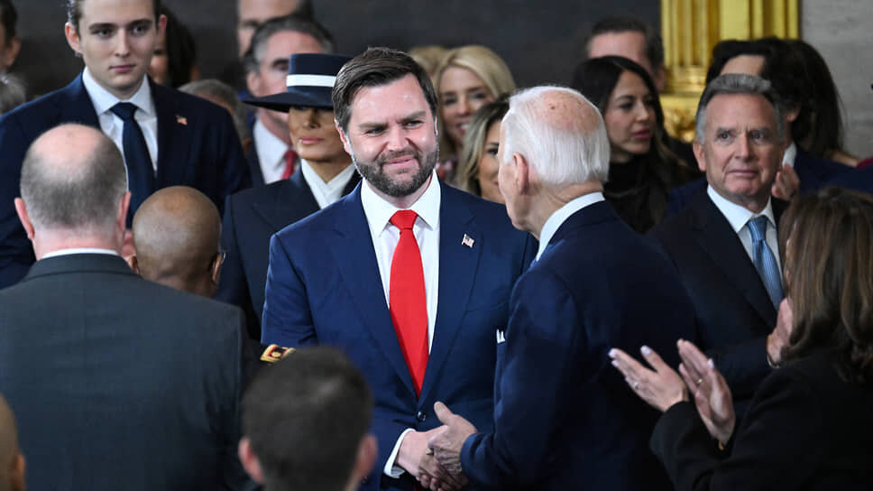 Джей Ди Вэнс и Джо Байден во время инаугурации Дональда Трампа .📷Фото: Saul Loeb / Pool / Reuters