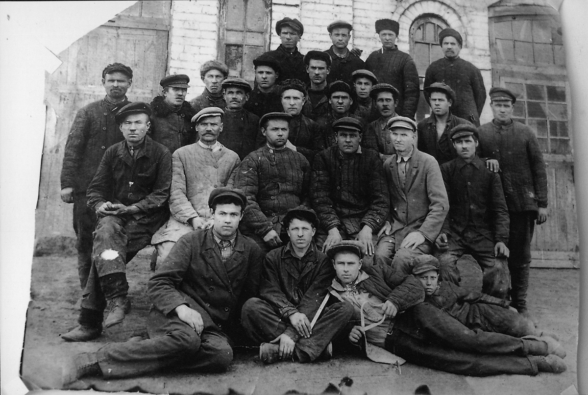 В первые годы войны почти все мужчины, в том числе учащиеся старших классов местной школы, ушли на фронт. Например, ни один из работников биофарики,  изображенных на этой довоенной фотографии, не вернулся с войны.