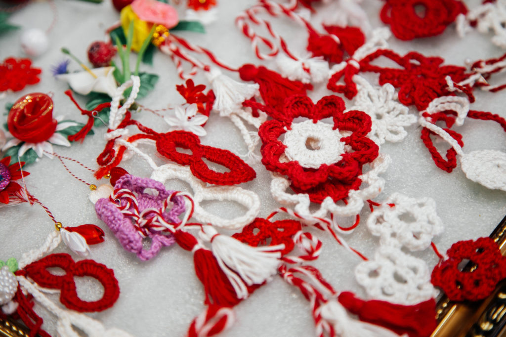 Вот так выглядят мэрцишоры. В Молдавии их носят на одежде в течение месяца, а потом развешивают на фруктовых деревьях.