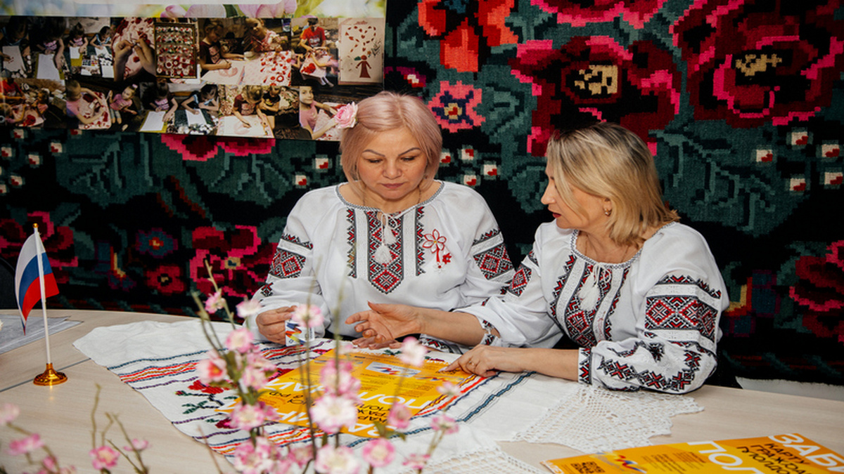 Руководитель представительства Культурно-образовательного центра Молдовы в Ноябрьске Людмила Кэрбунарь со своим помощником Анжелой Стоян.