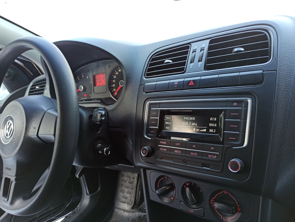 Harman R140 на своем месте в VW POLO