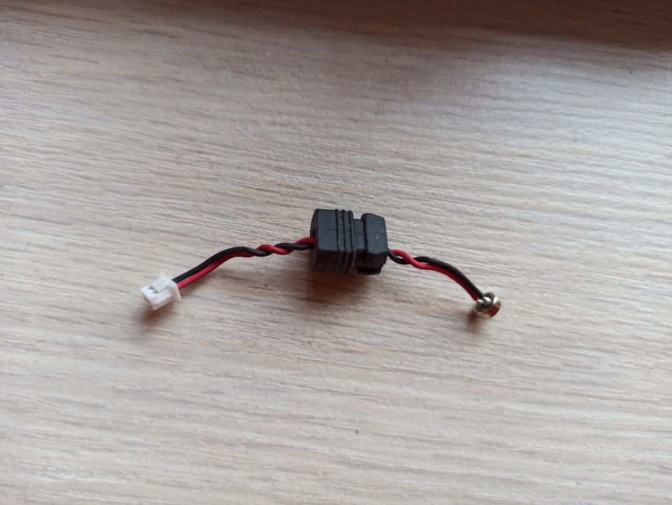 Сам микрофон фиксируется резиновым уплотнителем