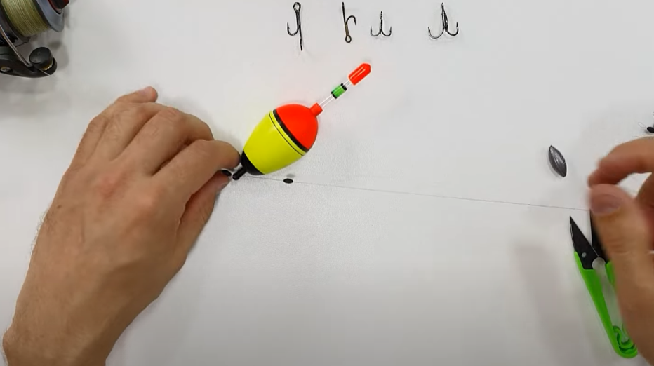 2 стопора возле поплавка для того что бы менять глубину лова