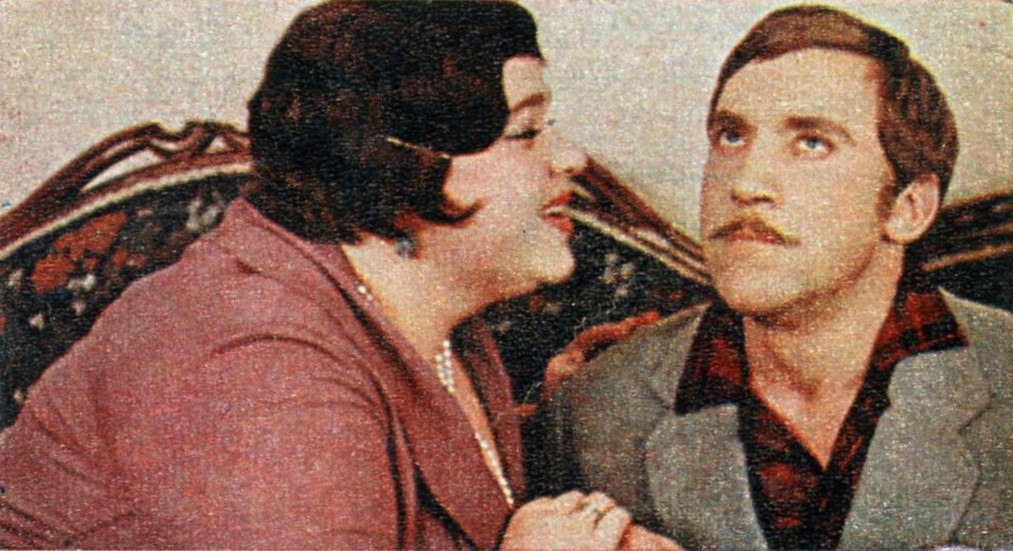Фотопроба Владимира Высоцкого на роль Остапа Бендера в фильм Леонида Гайдая "12 стульев". 1969-1970 г.г. Мадам Грицацуева - Наталья Крачковская. Фрагмент 4-й страницы обложки журнала "Советский экран", 1972, № 12 (372), июнь.