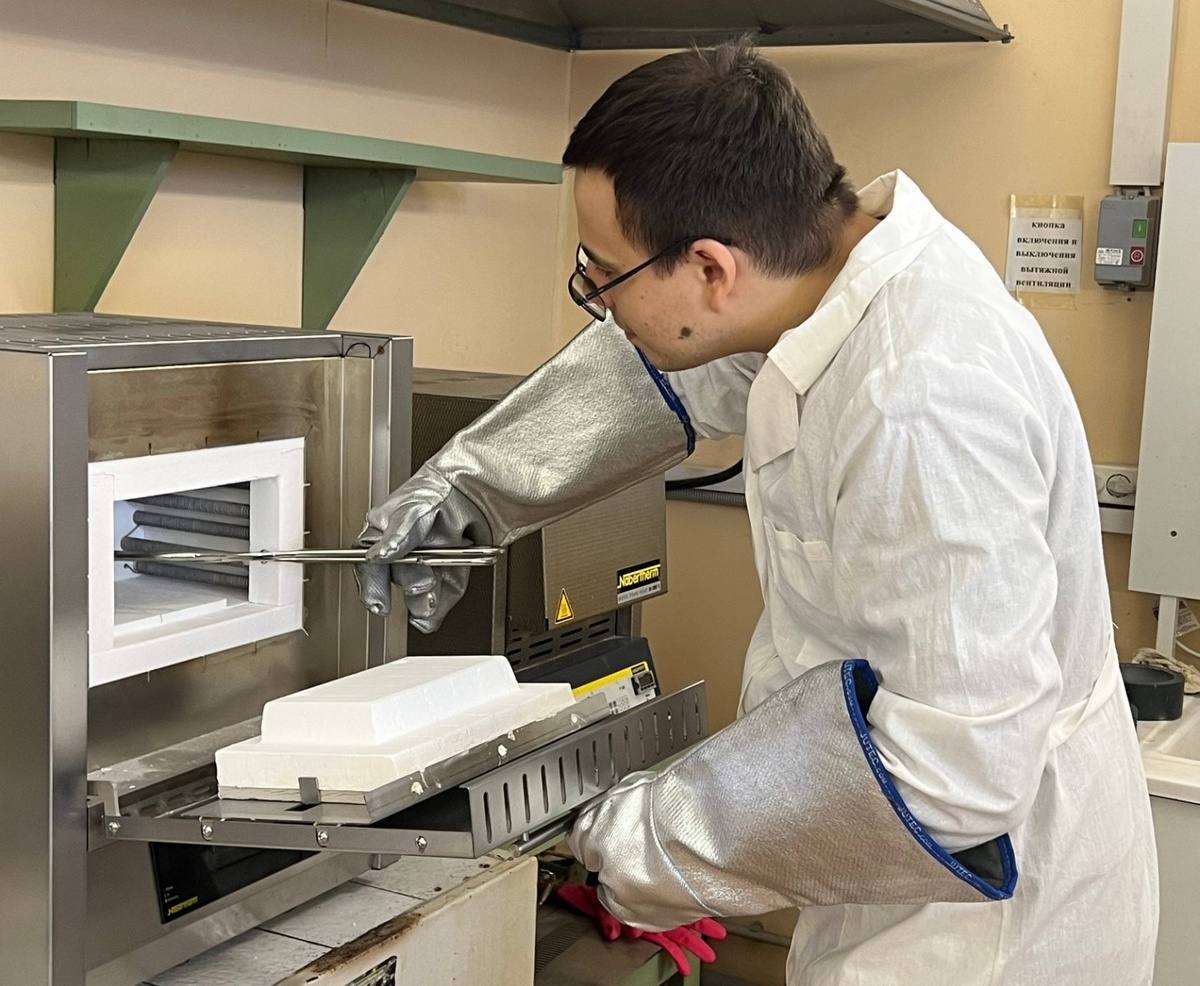 Андрей Шаблинский ставит тигель с реагентами в высокотемпературную печь для синтеза образца. Источник: Станислав Филатов