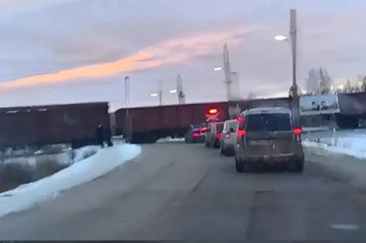    В Омске водители больше часа простояли на переезде