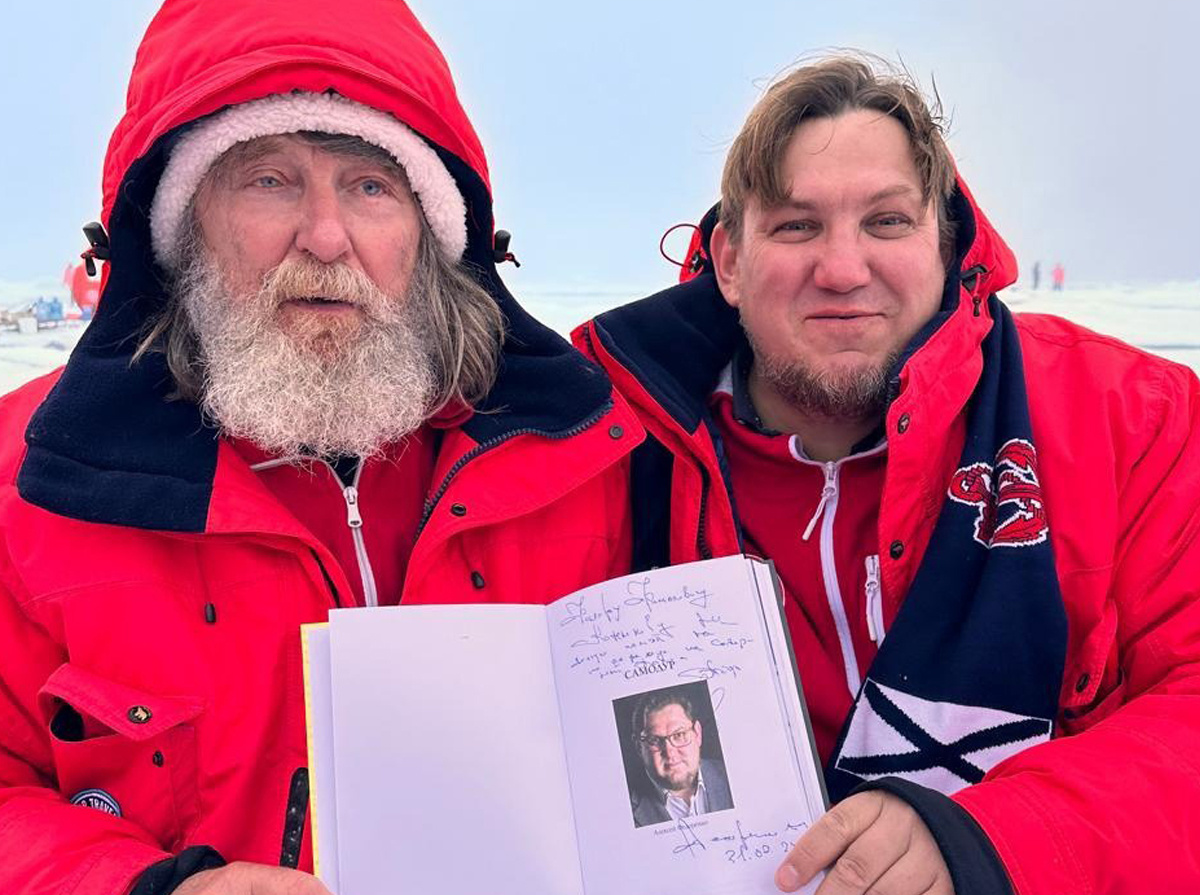 С Федором Конюховым, которому автор презентовал книгу на Северном полюсе