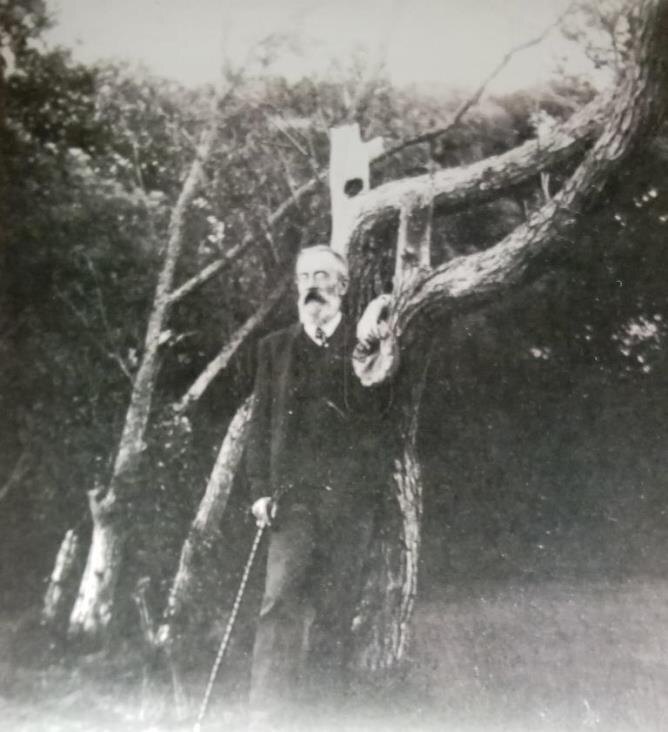 Р-К в Вечаше. Вечаша, Дом-музей Р-К. Фрагмент фотографии. Снято мною, май 2022.