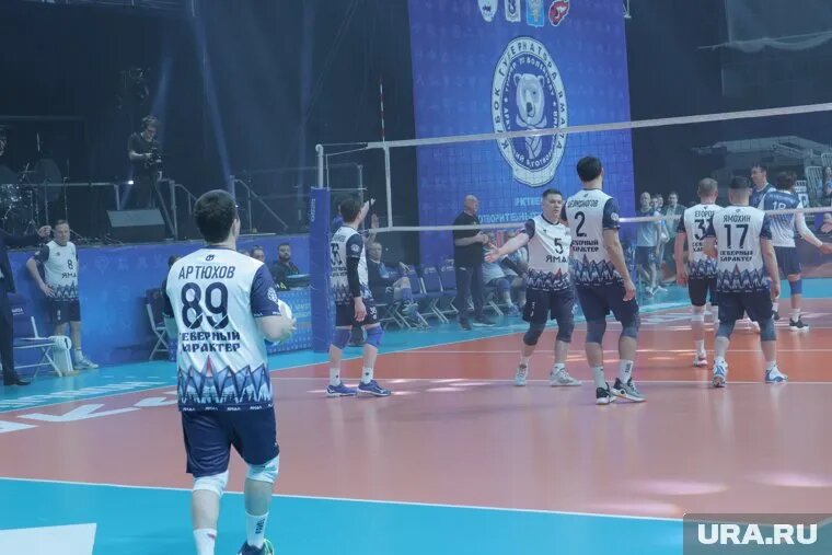 Команда губернатора столкнулась с ямальскими мэрами на волейбольной арене. Фото: Олег Князев © URA.RU