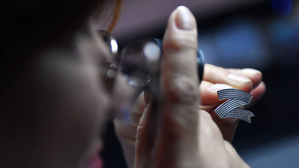 Помимо расширения розницы в этом году ювелирный дом будет активно продвигать интернет-продажи и развивать направление выпуска корпоративной продукции, в том числе изделий с государственной символикой.📷Фото: Александр Коряков / Коммерсантъ