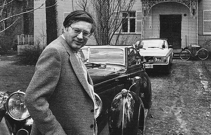 В мире есть люди, чьи увлечения выходят за рамки обычного хобби.                                            
 Они становятся частью их жизни, их сущности, их идентичности.                                                   
 Луи был одним из таких людей. Его имя стало синонимом гаража, но не просто гаража, а огромного, впечатляющего пространства, заполненного автомобилями, мотоциклами, редкими деталями и историческими артефактами.                                                                                      
    Виктор родился 5 февраля 1928 гт. в Москве.Умер 18 июля 1992в  Лондоне.                                                                                                                                            Но что двигало Луи? Советский и английский журналист.                                                                                                                          
 Какая страсть заставляла его годами собирать, реставрировать и хранить всё это?              
  Давайте попробуем разобраться.                                                                                                   
   Гараж ,как отражение личности: 
Луи был человеком, который с детства обожал всё, что связано с техникой. Его отец работал механиком, и маленький Луи проводил часы в мастерской, наблюдая, как из груды металла рождаются настоящие произведения искусства.                                                                      
 Немногие из нас росли в семьях ,где у отцов были свои гаражи.                                                    
 Для него автомобили никогда не были просто средством передвижения. Это были живые существа, каждое со своей историей, характером и душой.

Его гараж стал более нежели из 20 марок авто был не просто хранилищем для машин, а своеобразным музеем, где каждая деталь, каждый инструмент, каждый автомобиль рассказывали свою историю. Луи часто говорил: «Машины — это не просто железо. Это память. Это эмоции. Это жизнь».