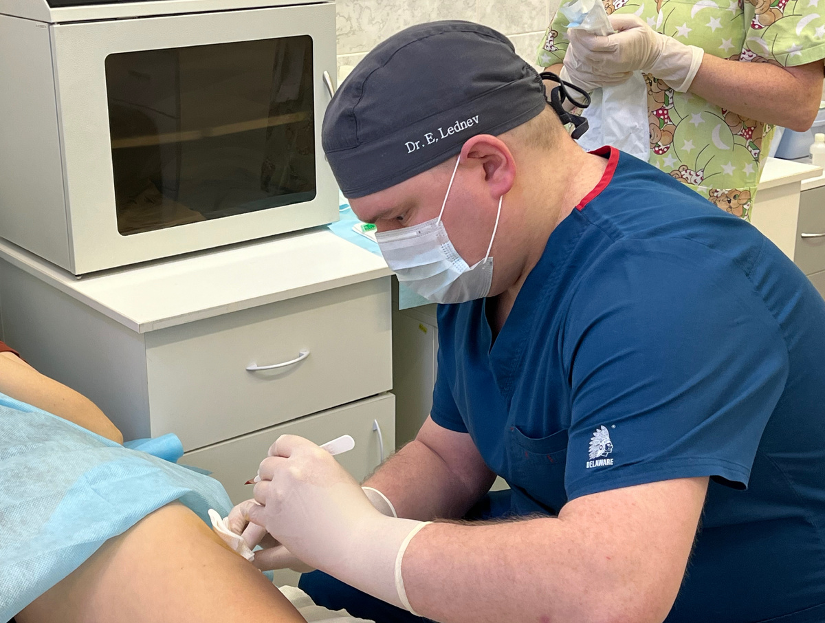 Взятие биопсии мышечной ткани у участников исследования. Источник: Эдуард Генерозов