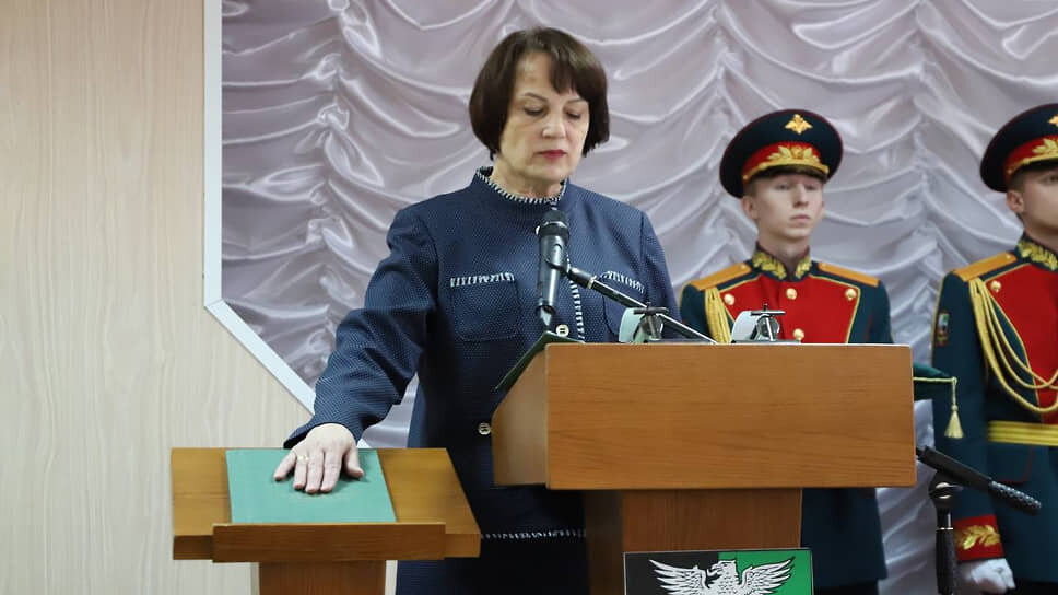 Татьяна Круглякова приносит присягу после избрания главой района.📷Фото: из Telegram-канала Татьяны Кругляковой