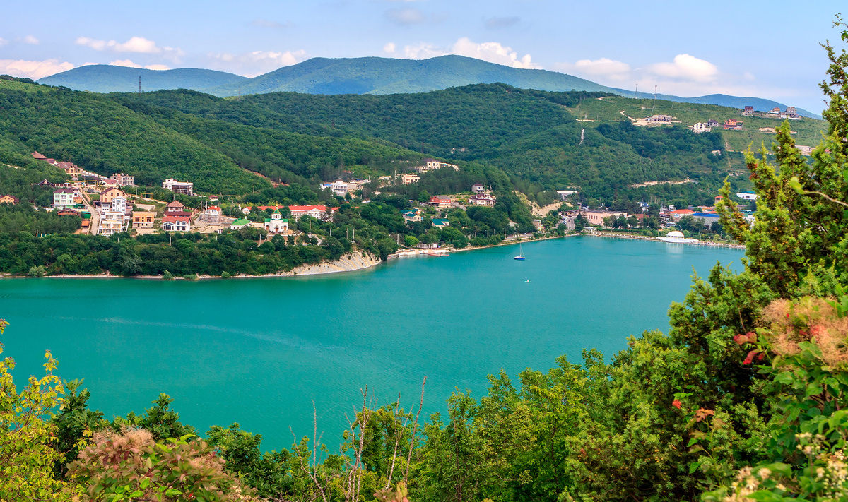 Абрау-Дюрсо — это посёлок в Краснодарском крае, курорт, бирюзовое озеро, винодельня и центр винного туризма.Фото: WR studio / Shutterstock.com
