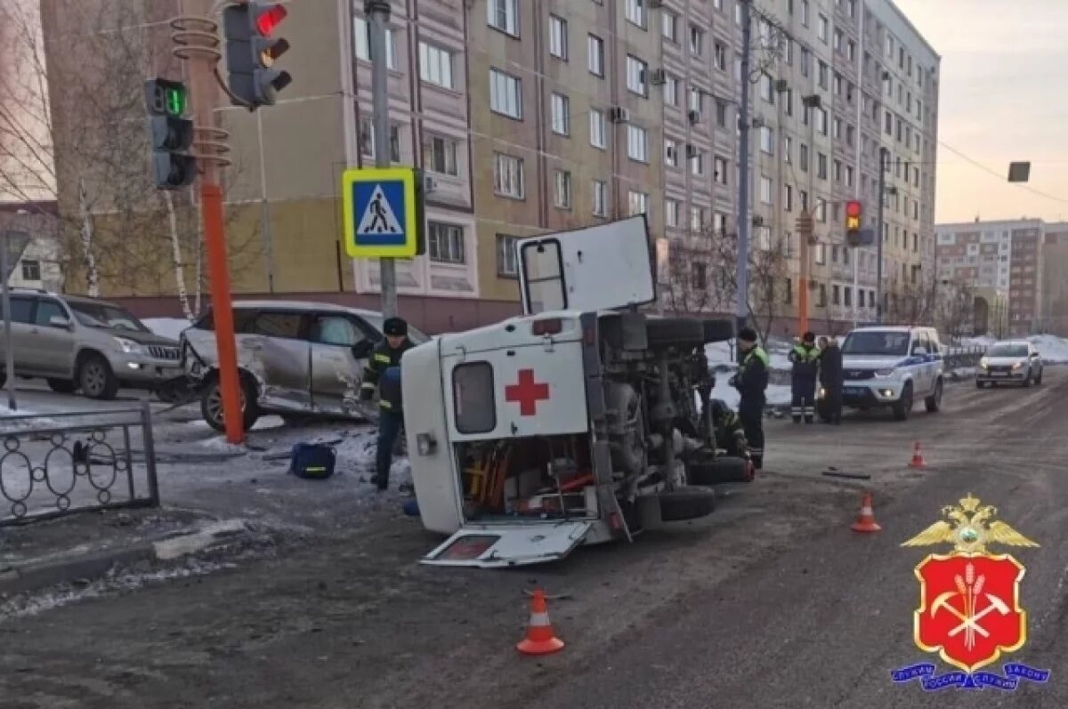    Четыре человека получили травмы в Кузбассе из-за перевернувшейся скорой