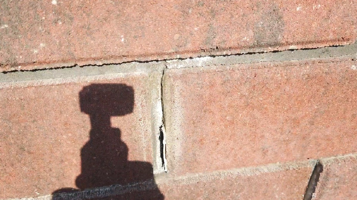 Температурные трещины в кирпиче СКЦ.