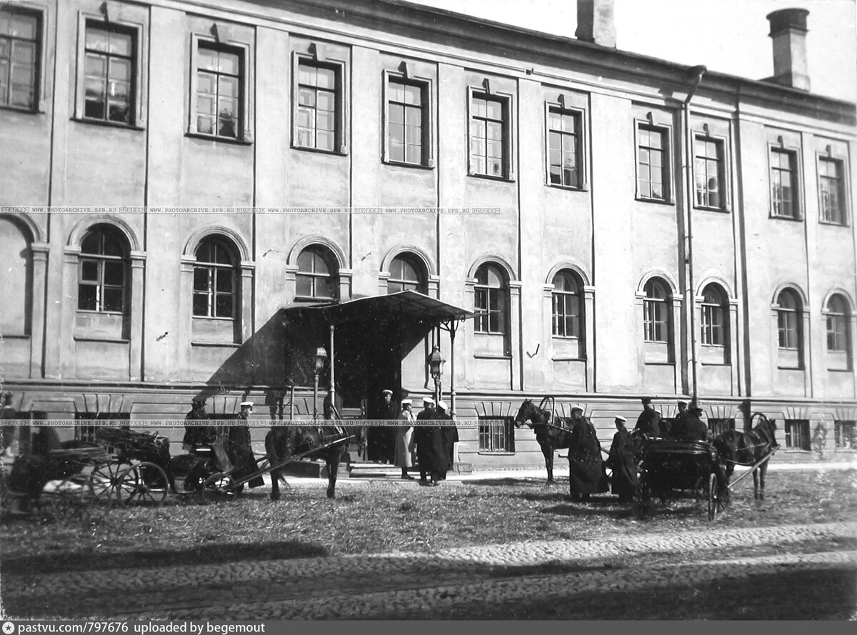 Тот самый дом, куда вошёл франт.