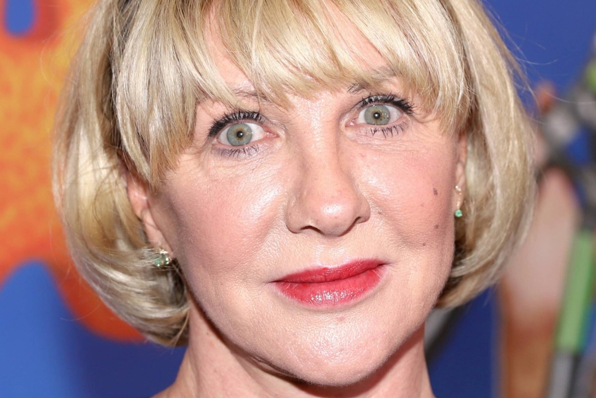     Звезду фильма «Интердевочка» Елену Яковлеву из-за сильных болей экстренно госпитализировали в Москве