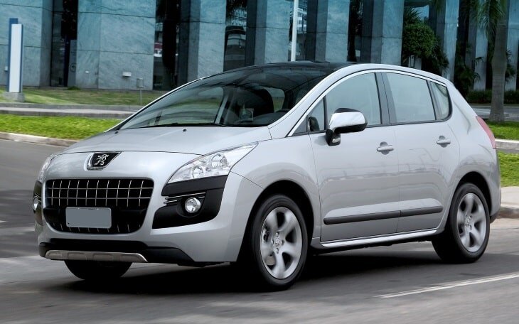 Пежо 3008 далеко не самый красивый автомобиль со львом на эмблеме, зато немаленький.