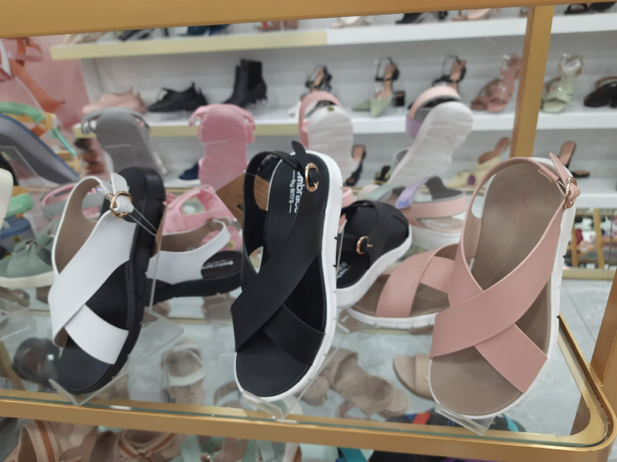 Мои босоножки крайние справа