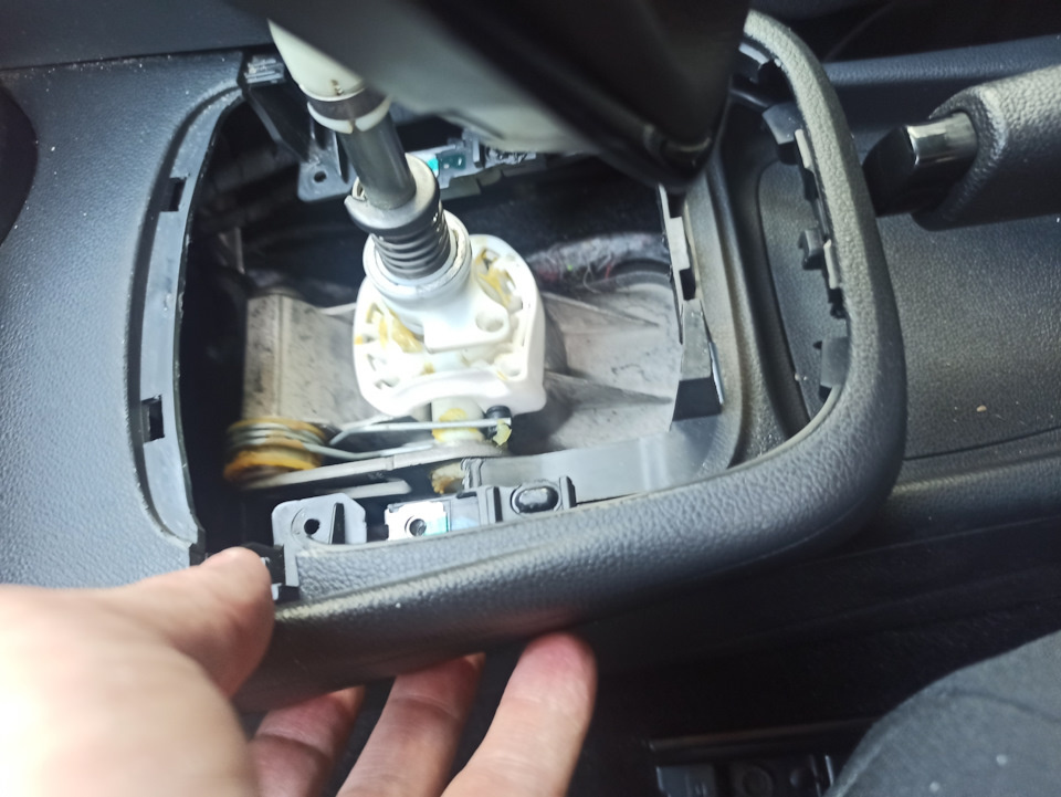 Снял центральную часть кожуха. Держится на 2 саморезах под чехлом кпп и паре тугих защелок.