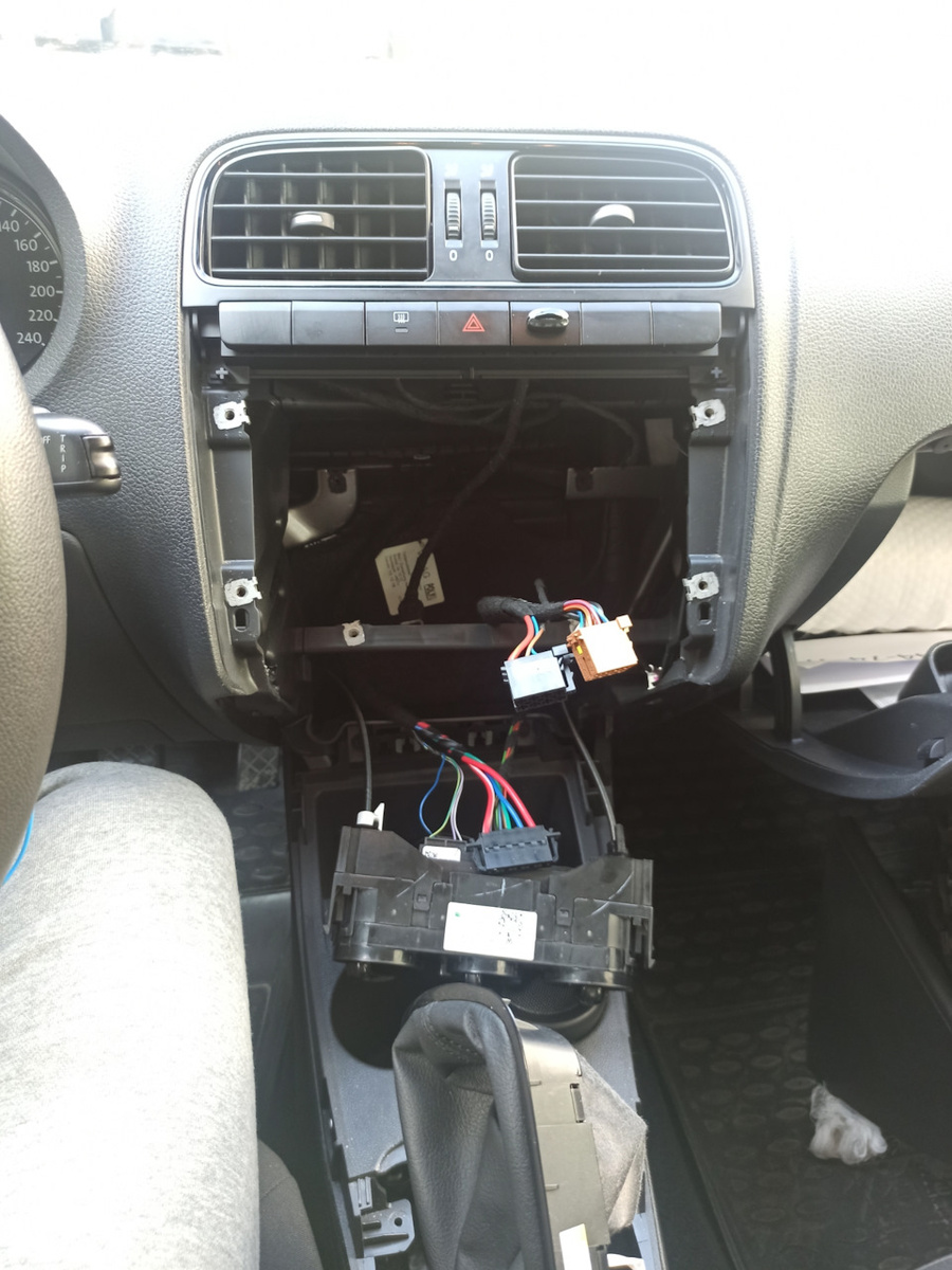 Снял корзину для доступа к проводке климата