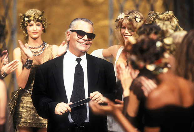 Карл Лагерфельд с Линдой Евангелистой и Клаудией Шиффер на поклоне после показа, 1993 год