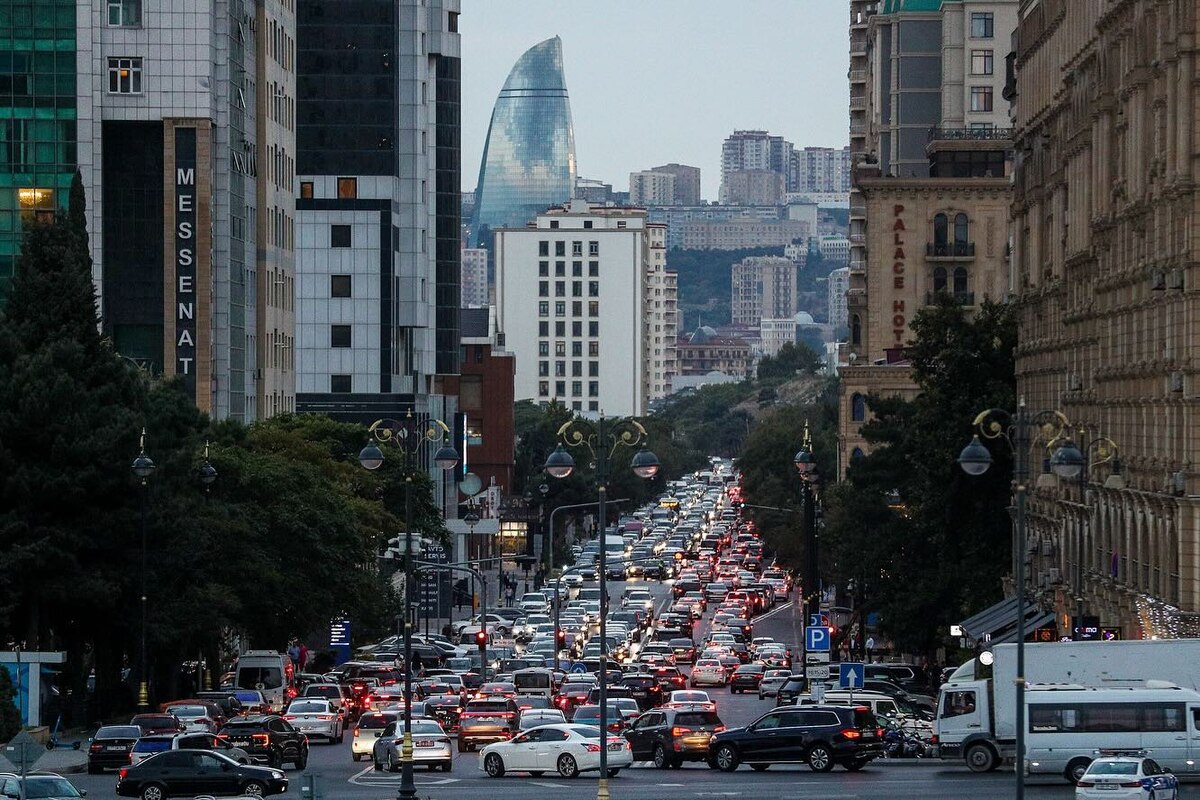 Новые дороги и развязки: как власти будут решать проблему пробок в Баку