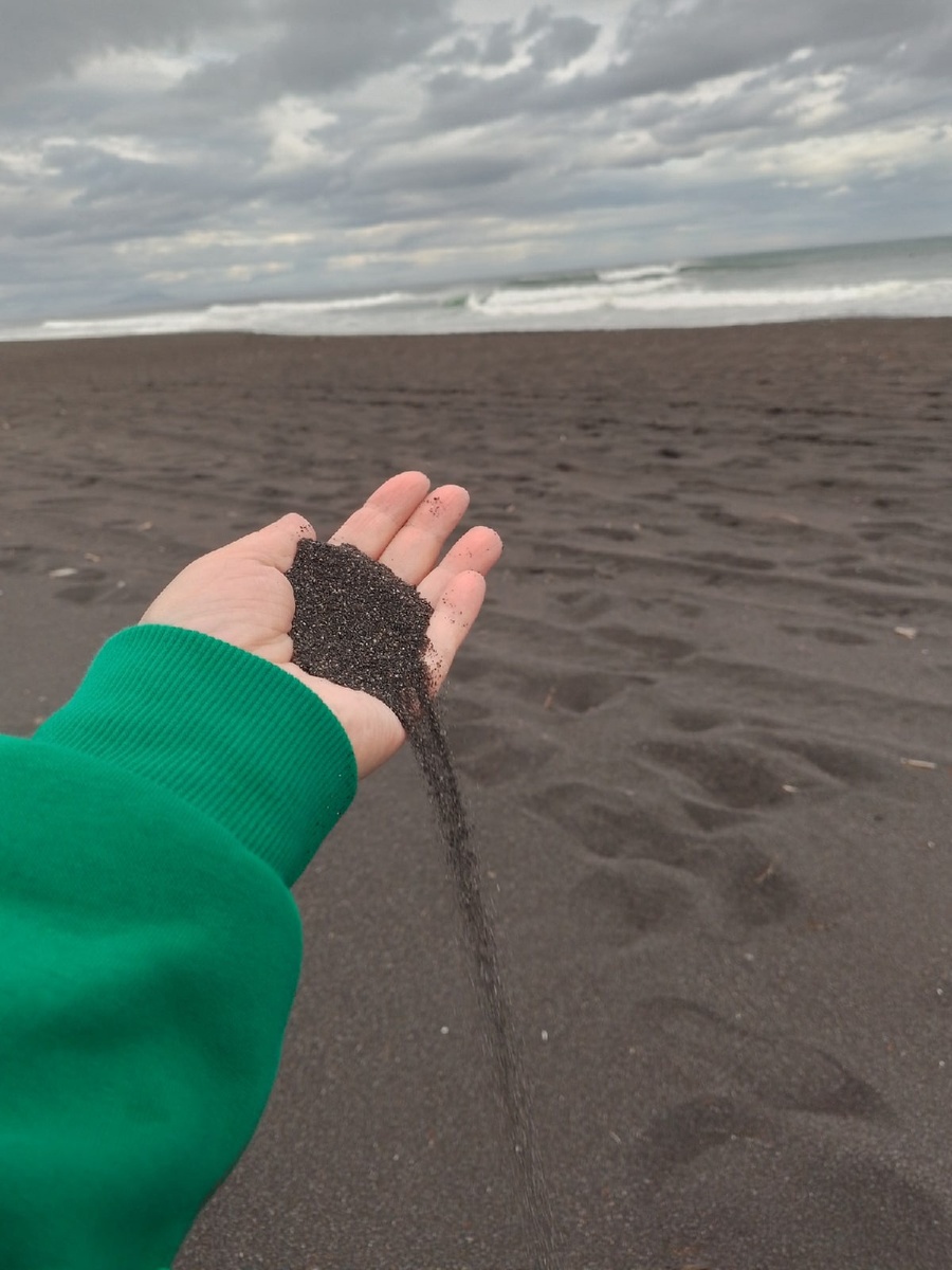 Черный песок тактильно очень приятный. 