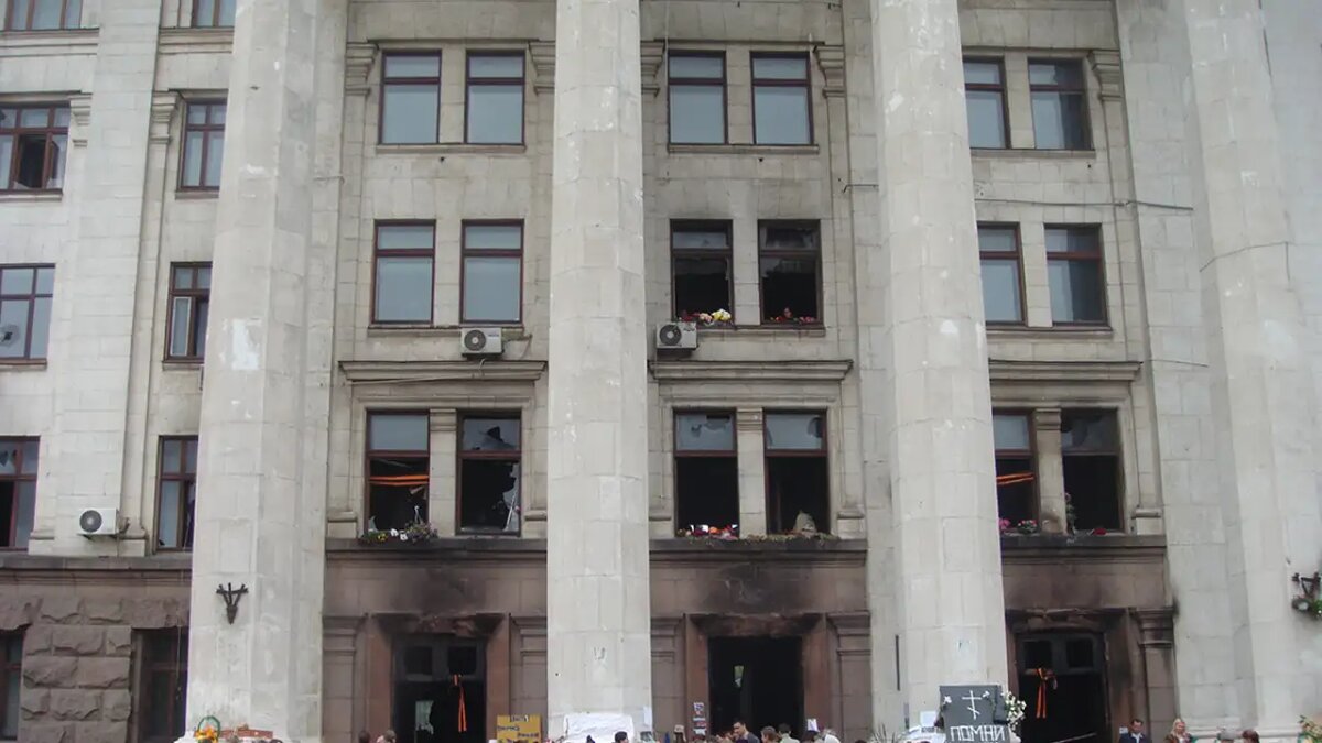    Стихийное собрание у Дома профсоюзов.