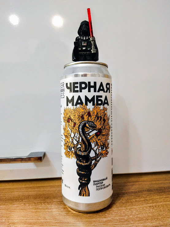 Дерево,змея, вишня...там еще глаза видны. Художник точно употреблял не портер)))