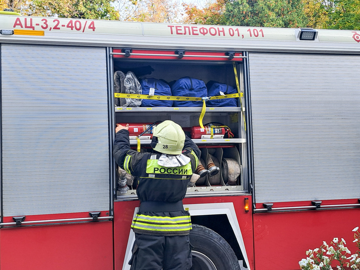 Пожар продолжают тушить.  Фото: Фото: ФедералПресс / Вера Романескул