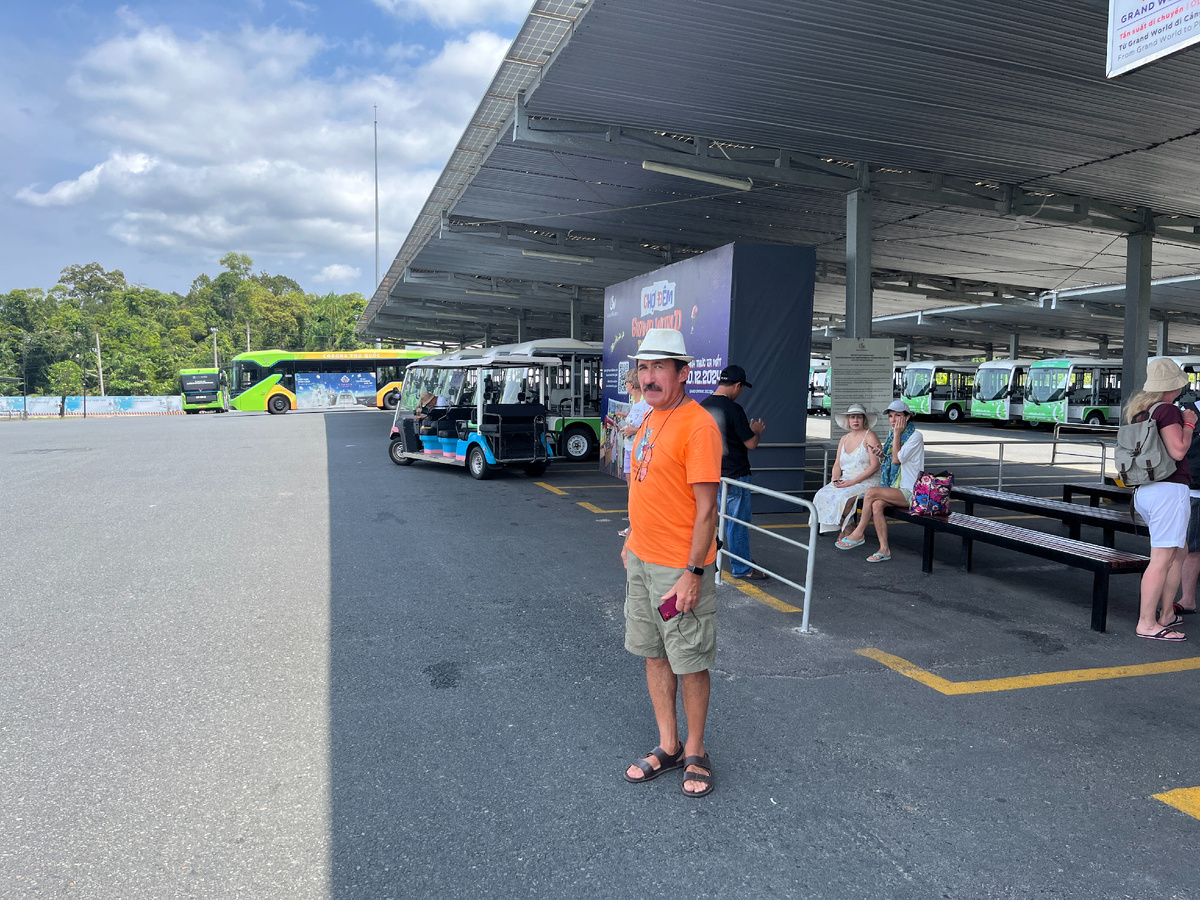 Конечная остановка 17 и 19 автобусов. Отсюда же ходят и бесплатные маршруты V1 и т.д. Вдали выруливает наш автобус...