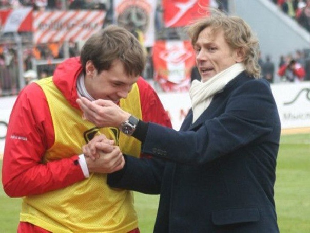 Справа первый рекордсмен сборной Карпин. Слева - Дзюба, претендент на рекорд, вызванный в сборную Карпиным. 