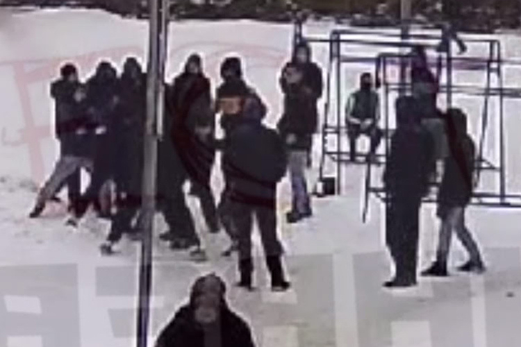    5 марта в микрорайоне «Салават Купере» группа подростков напала на 36-летнего мужчину с 17-летним сыном и избила их.   
Фото: скриншот из видео