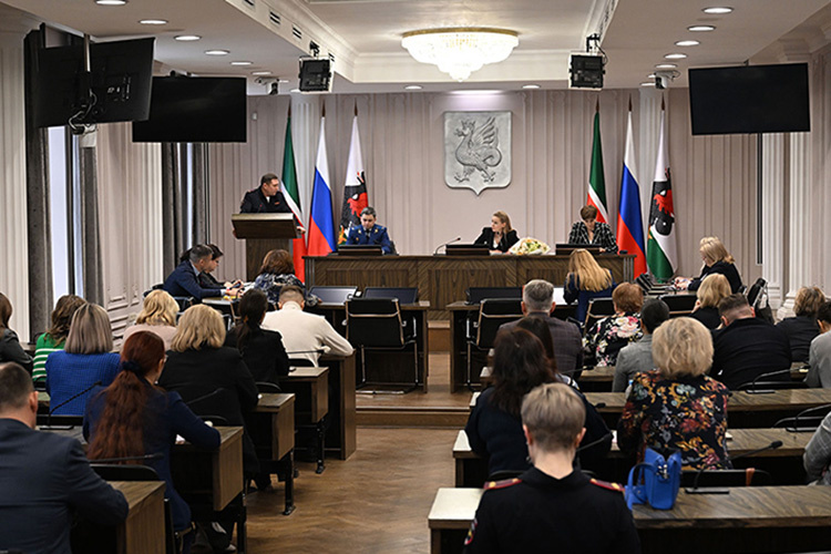    Глава администрации Кировского и Московского районов Казани Владимир Жаворонков заметил, что «Салават Купере» нужно как можно больше социальных объектов, куда дети могли бы ходить после школы.   
Фото: kzn.ru