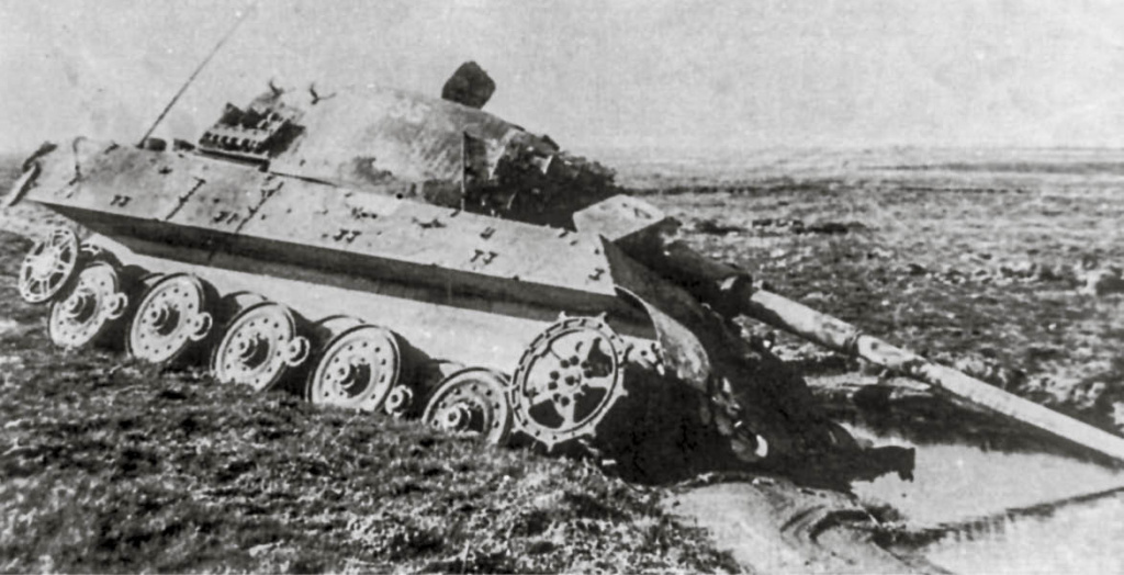 Фото: Фото из открытых источников/Подорвавшийся на мине у озера Балатон и брошенный немцами «Королевский тигр»