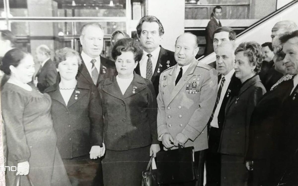 Г.А. Иконникова   - в  центре рядом с космонавтом А.А. Леоновым.