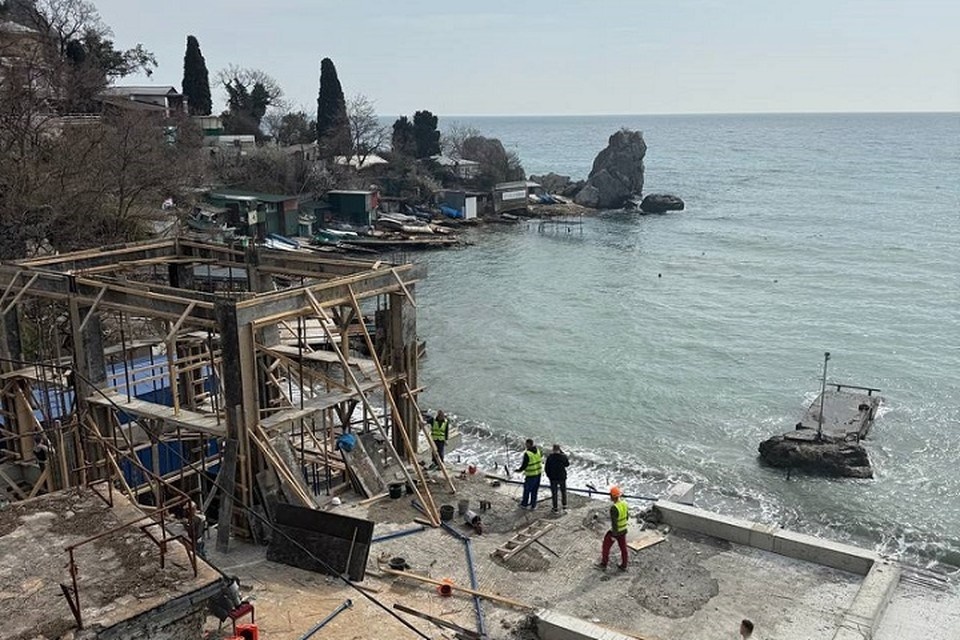    Двухэтажная постройка у самой кромки воды закрыла бы вид на скалу, которую запечатлел в своих полотнах живописец Коровин. Фото: Виктория Жигунова/Tg