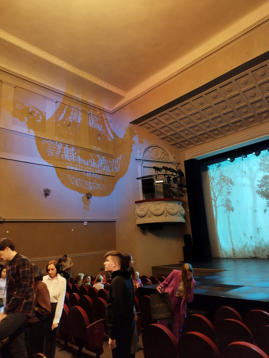 Несколько фотографий из ТЮЗа. Тень от нашей знаменитой люстры. Фото из личного архива автора