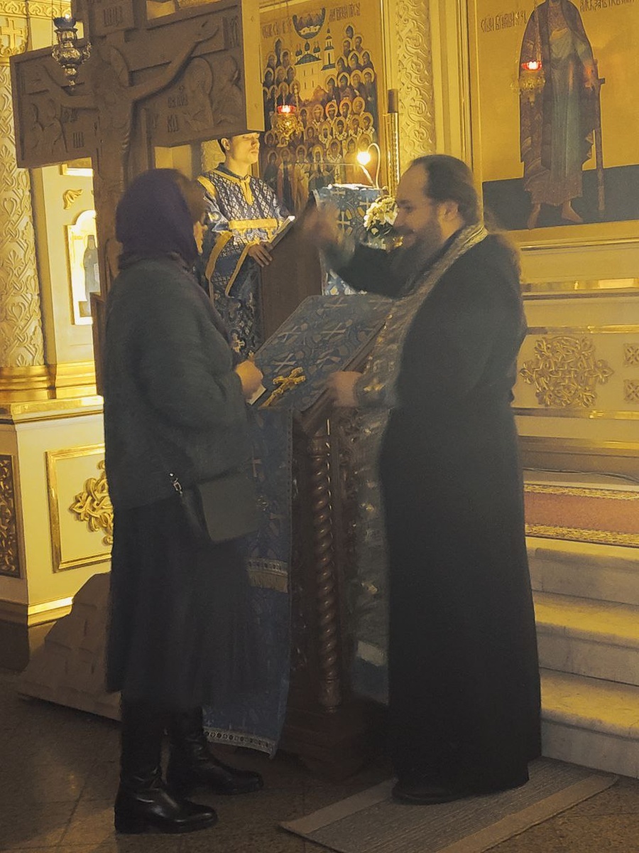 Снимала в темноте на Всенощной. Исповедь у настоятеля.