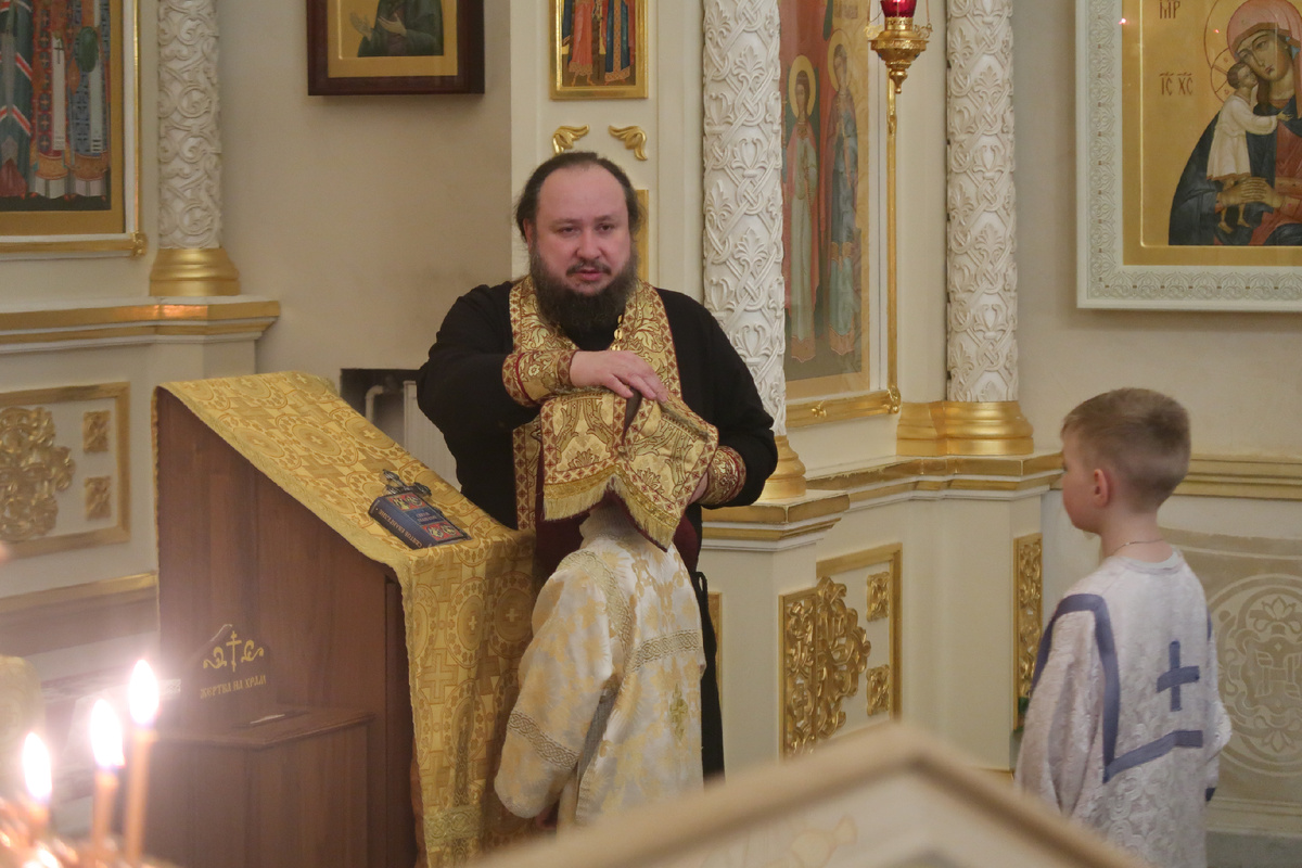 Листайте галерею. несколько фотографий с исповеди у настоятеля.