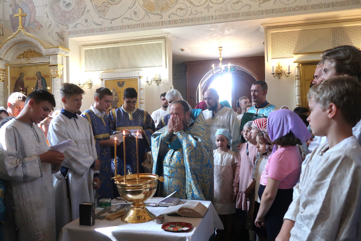 Наш дорогой настоятель в окружении детей. Дети, он сам был ребенком когда-то, он вас понимает). Это молебен перед началом учебного года. 