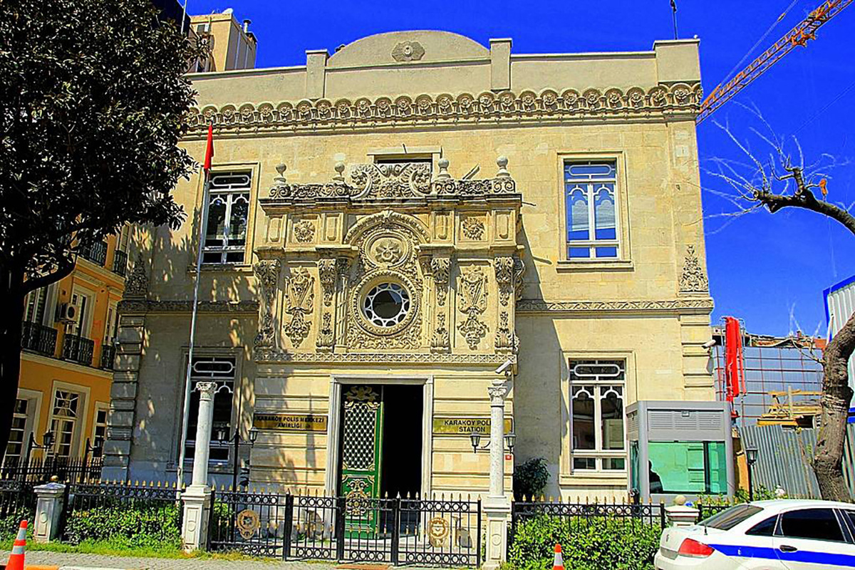 Полицейский участок в Бейоглу. Фото https://www.turkiyenintarihieserleri.com/