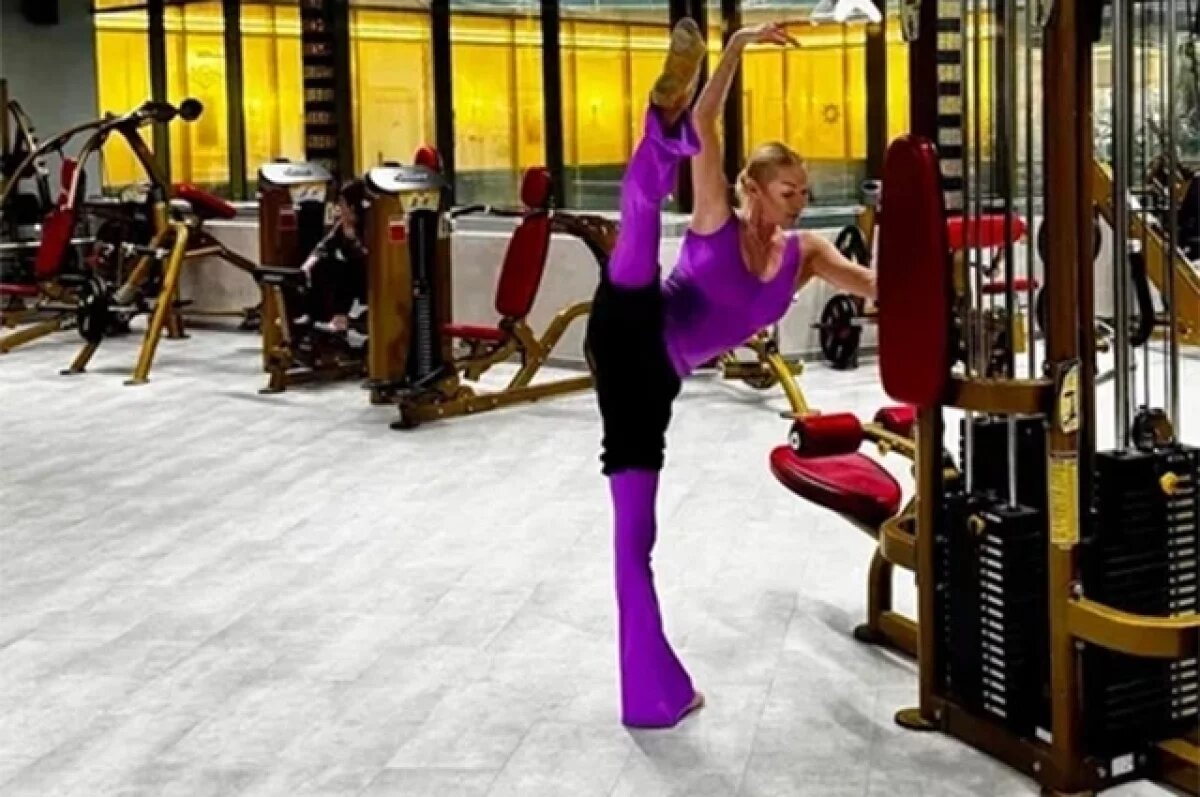    «Я поднимаю ногу очень высоко, потом резко ее опускаю и говорю: ну и фиг с ним, с этими фантазерками», — написала балерина.