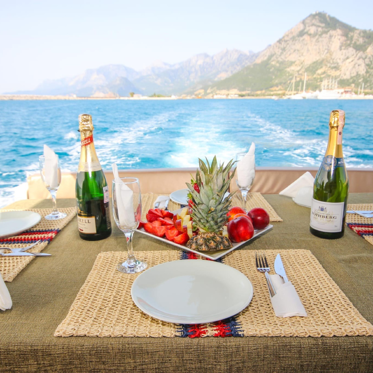 Аренда яхты в Турции www.TuTrp.ru с кейтерингом