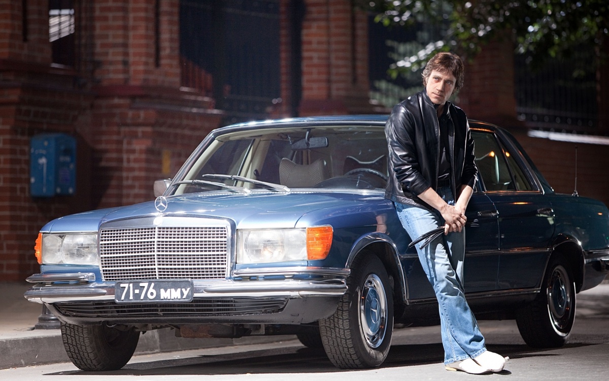 Владимир Высоцкий — легенда советской культуры, человек, чье творчество до сих пор находит отклик в сердцах миллионов. Его стихи, песни и роли в кино стали неотъемлемой частью наследия XX века. Но помимо музыки, театра и кино, у Высоцкого была еще одна страсть — автомобили. Он любил их всей душой, и эта любовь нашла отражение в его творчестве. В этой статье мы поговорим о том, как Высоцкий относился к машинам, какие автомобили были в его жизни, и какие песни он посвятил этим «железным коням».