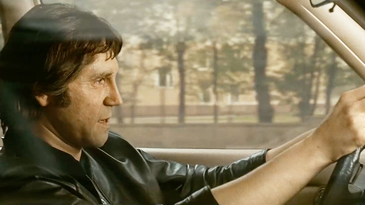 
Для Высоцкого автомобиль был не просто средством передвижения. Это был символ свободы, скорости, независимости. В те времена, когда частные автомобили были роскошью, машина для Высоцкого стала воплощением мечты. Он любил ощущение дороги, ветра в лицо, шум мотора. Автомобиль был для него способом уйти от суеты, побыть наедине с собой, подумать о жизни.

Первым автомобилем Высоцкого стал «Волга» ГАЗ-21. Это была подержанная машина, которую он купил в 1960-х годах. Позже у него появились и другие автомобили, включая «Мерседес» и «Рено». Но, несмотря на то, что он мог позволить себе иномарки, Высоцкий всегда с теплотой вспоминал свою первую «Волгу». Она стала для него символом молодости, первых побед и разочарований.

Высоцкий был не просто водителем — он был настоящим автолюбителем. Он разбирался в технике, любил возиться с машиной, ремонтировать ее. Для него автомобиль был живым существом, другом, который всегда готов выслушать и поддержать.